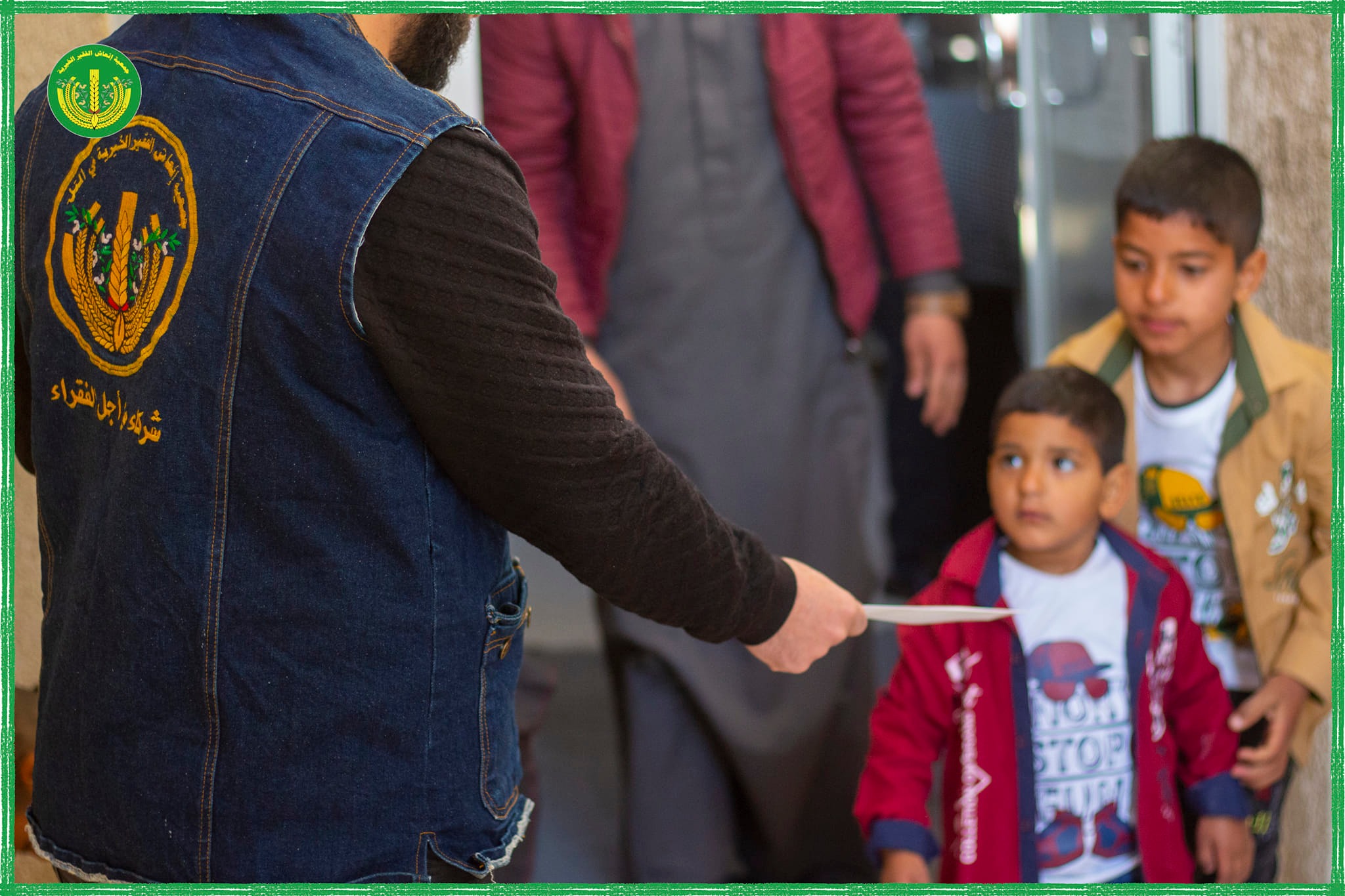 توزيع عيديات للأطفال بعد صلاة العيد 😍